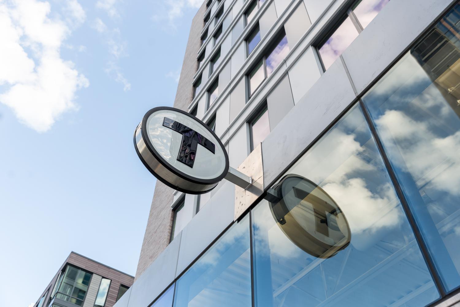 T logo sign outside Courthouse station